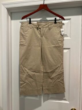 NWT Gap  Cropped Capris Khaki Pants Sz 10  Beige